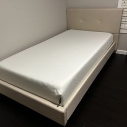 NEWTwo Twin Beds With Matresses And Bed Sheets