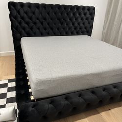 Black Velvet Queen Size Bed Frame Mattress Included.       Cama Queen Size  Color Negra Colchon Incluido 