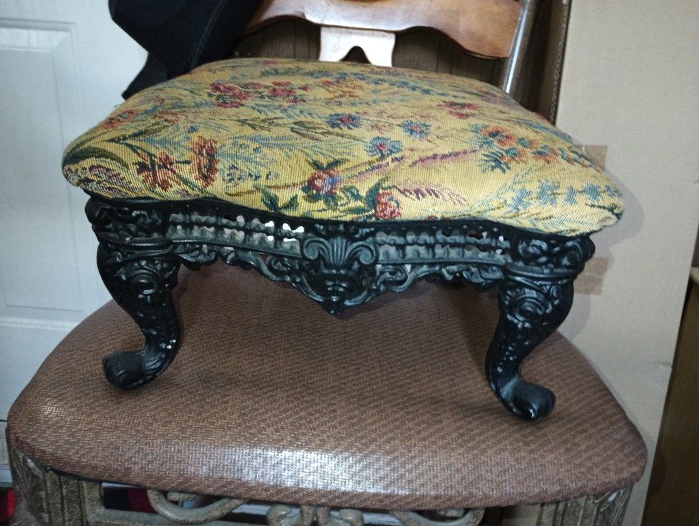 Cracker Barrel Vintage Cast Iron Foot Stool