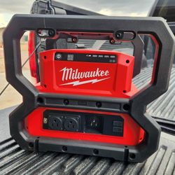 Milwaukee
M18 Cordless 3600-Watt/1800-Watt Battery Powered Power Supply