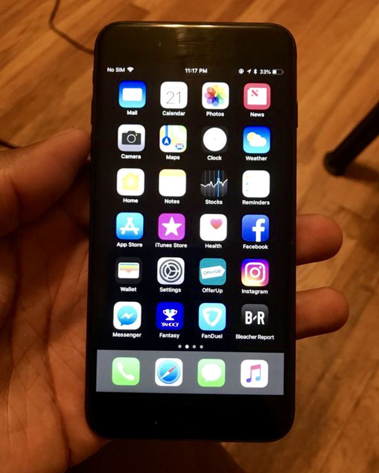 iPhone 7 Plus 128gb AT&T or T-Mobile Minor crack on screen