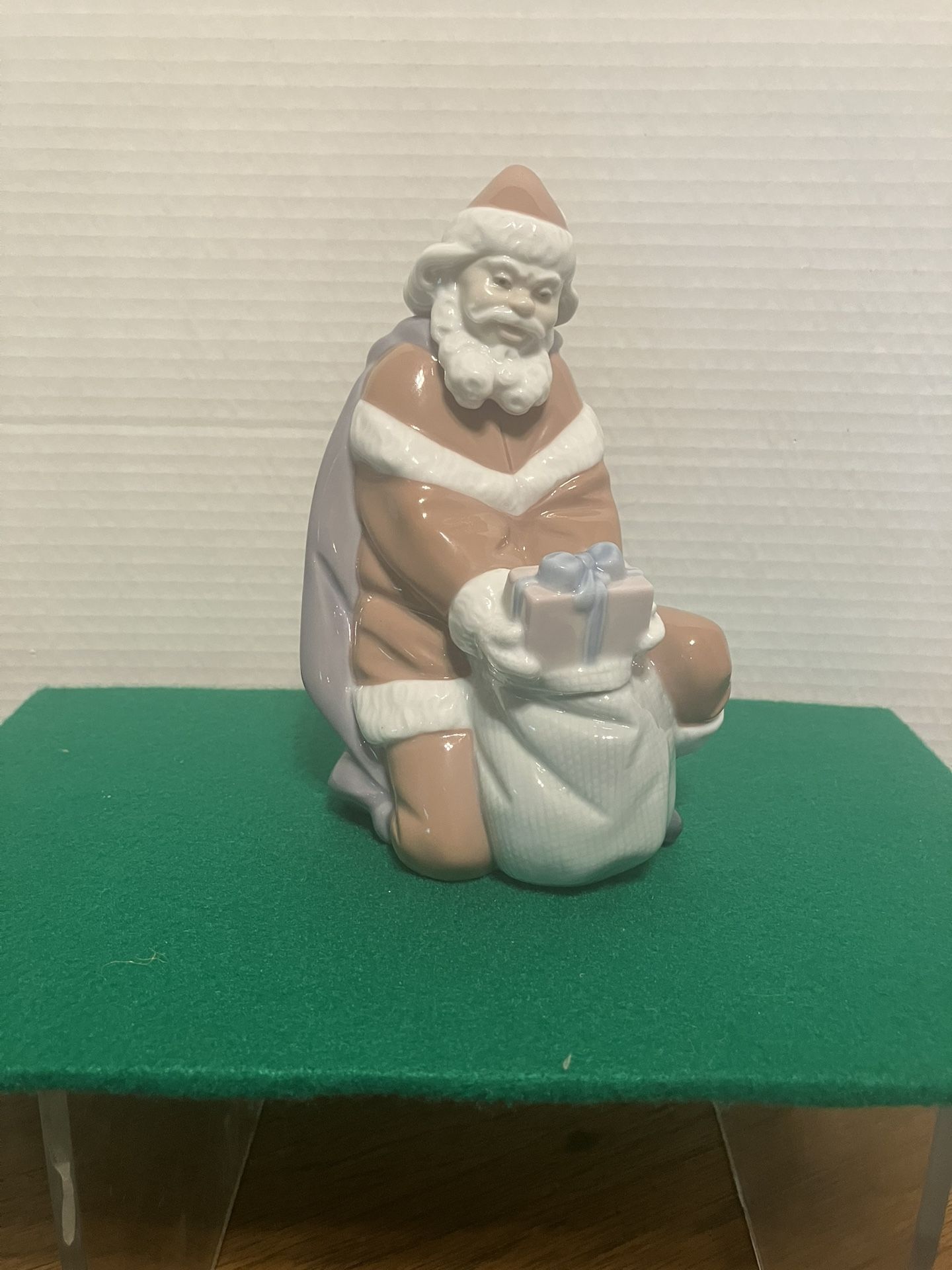 1998 Premiere Issue LLADRO "A GIFT FROM SANTA" #6575 MINT