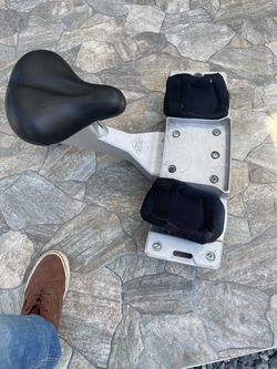 Cleaning seat