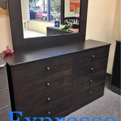 Dresser With Mirror /Comoda Con Espejo