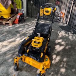 DEWALT 28 in. 224cc E-GOV Engine 3-in-1 Gas RWD Self-Propelled Lawn Mower with High Rear Wheels