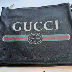 Gucci Pebbled Calfskin Medium Logo Portfolio Clutch