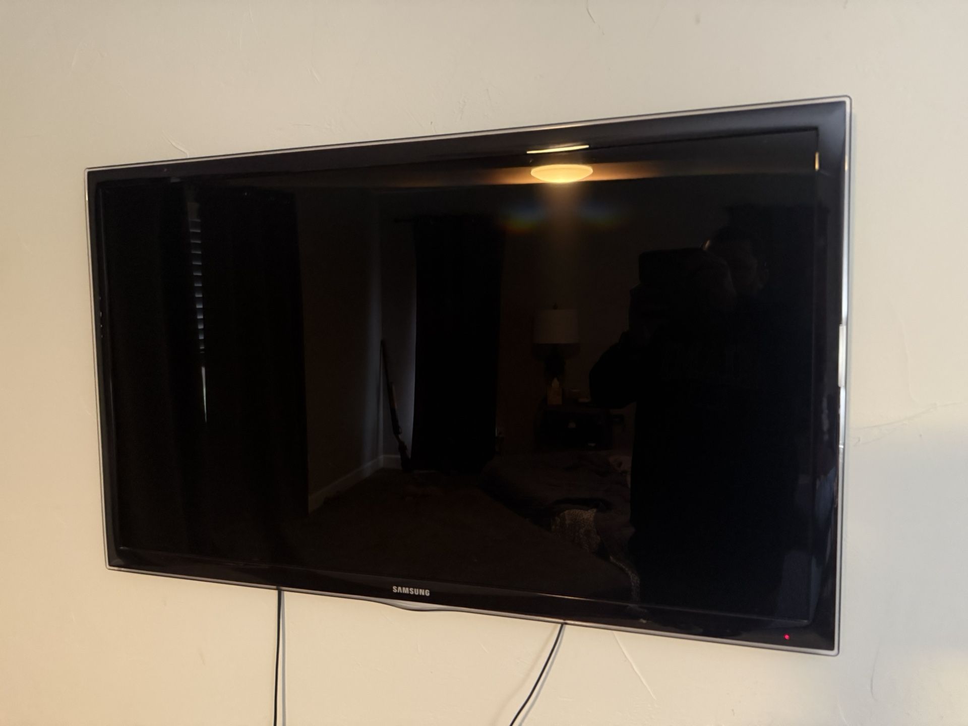 Samsung 48” TV With Stand