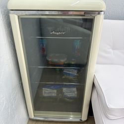 Mini Retro Beverage Fridge (Glass Door) – 4.9 Cu Ft / Mini nevera retro con puerta de vidrio – 4.9 pies cúbicos