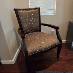 ARM CHAIR FOR ANY ROOM, LIKE NEW 