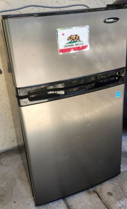 Mini fridge with freezer