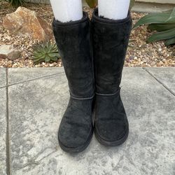 UGGS size 7 Women’s Color Black