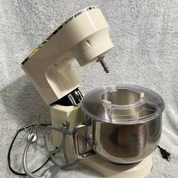 Huge 9.5 quart stand mixer 