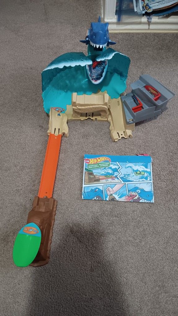 Hot Wheels City Car Shark Beach Battle Playset
