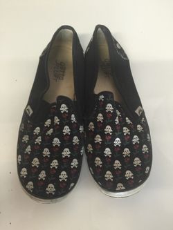 Tennis shoes