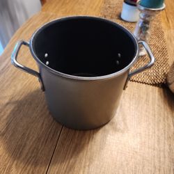 8 Quart Non Stick And Stainless 4 Quart  No Lids