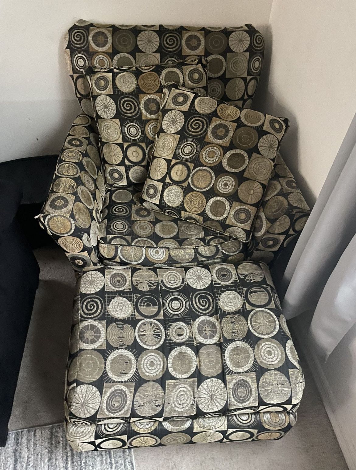 Rooms To Go Accent Chair with matching ottoman and 2 matching pillows