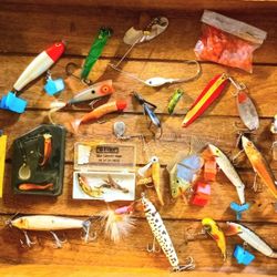 COLLECTOR VINTAGE AND NEW FISHING LURES AND ACCESSORIES