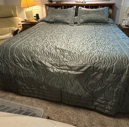 King comforter with 2 decorative pillows