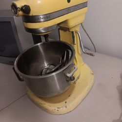 Vintage kitchen aid with Bowl And 3 attachments