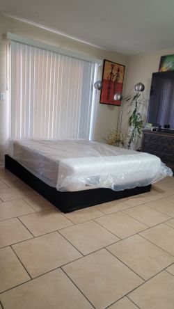 VERY NICE QUEEN SIZE SEALY MATTRESS AND BOXSPRING FOR SALE! IN GREAT CONDITION, FREE DELIVERY