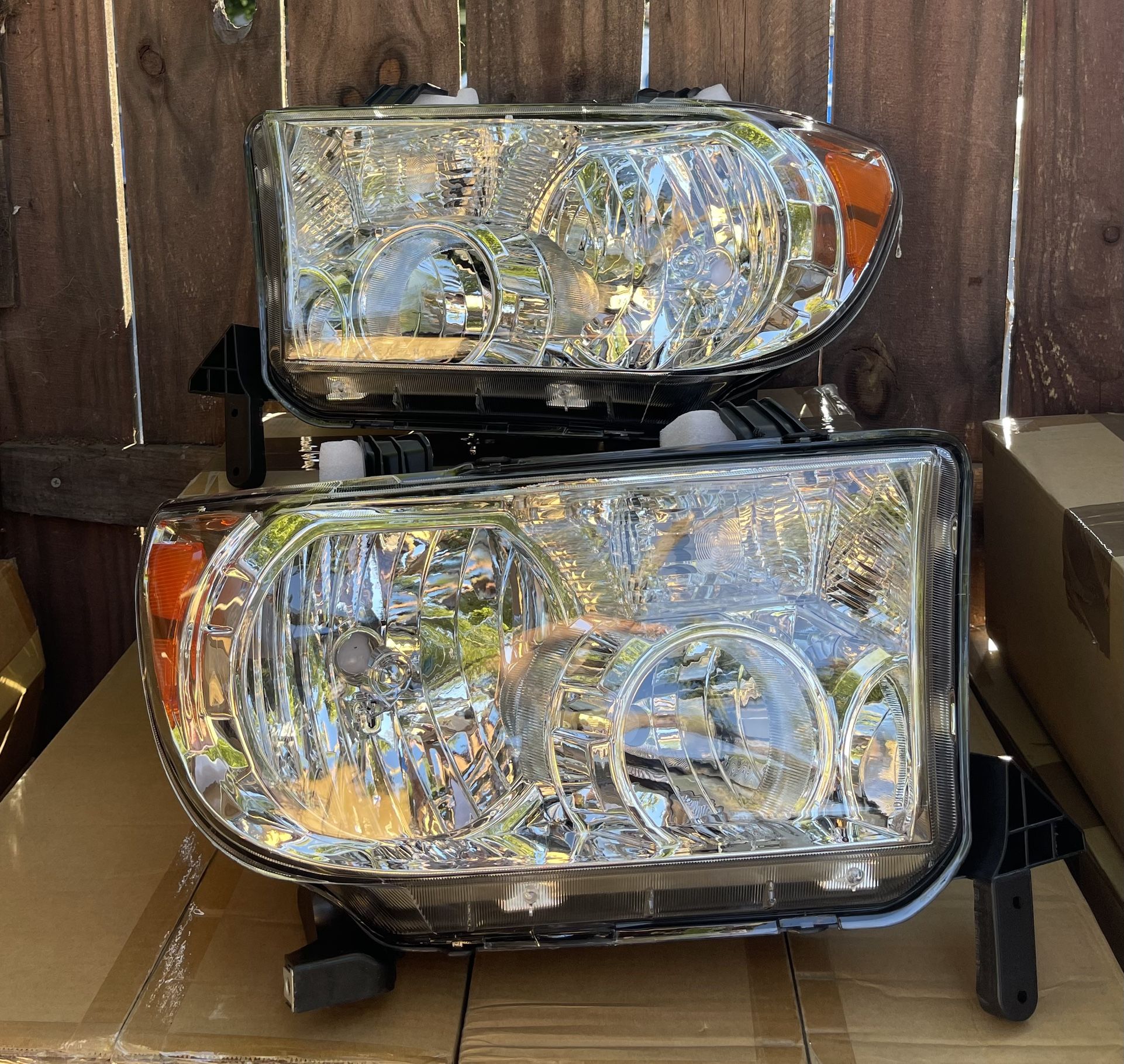 Toyota 07-13 Tundra / 08-17 Sequoia Headlights