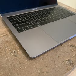 2019 Macbook Pro Toucbar / Dented Corner 