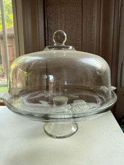 Cake stand with a cover