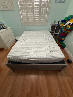 Full-size bed set