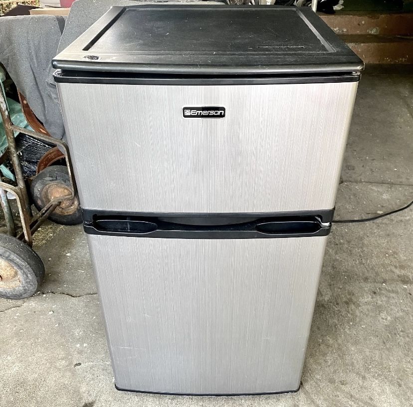 EMERSON CR501E2 DESIGN 3.1 CU. FT. 2 DOOR COMPACT REFRIGERATOR W/ ENERGY STAR