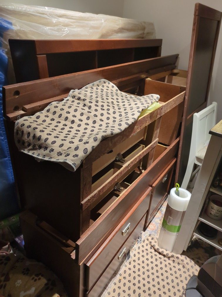 Complete Storage Bed with 8 Drawers + 2 Spaces.