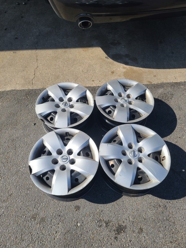 Vendo set completo de rines y copas originales de nissan altima 2.5s R16 año 2007 al 2012