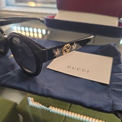 GUCCI POLARIZED SUNGLASSES. IN PERFECT CONDITION. THEY ARE ORIGINALLY $550 . I AM THE OG PURCHASER. COMES WITH CASE SOFT AND HARD GUCCI LOGO CLOTH
