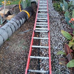 Escalera de extención de fibra de vidrio de https://offerup.com/redirect/?o=MTZmdC5kZQ== alto ,esta seminueva$170.00