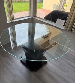 Round Dinner Table