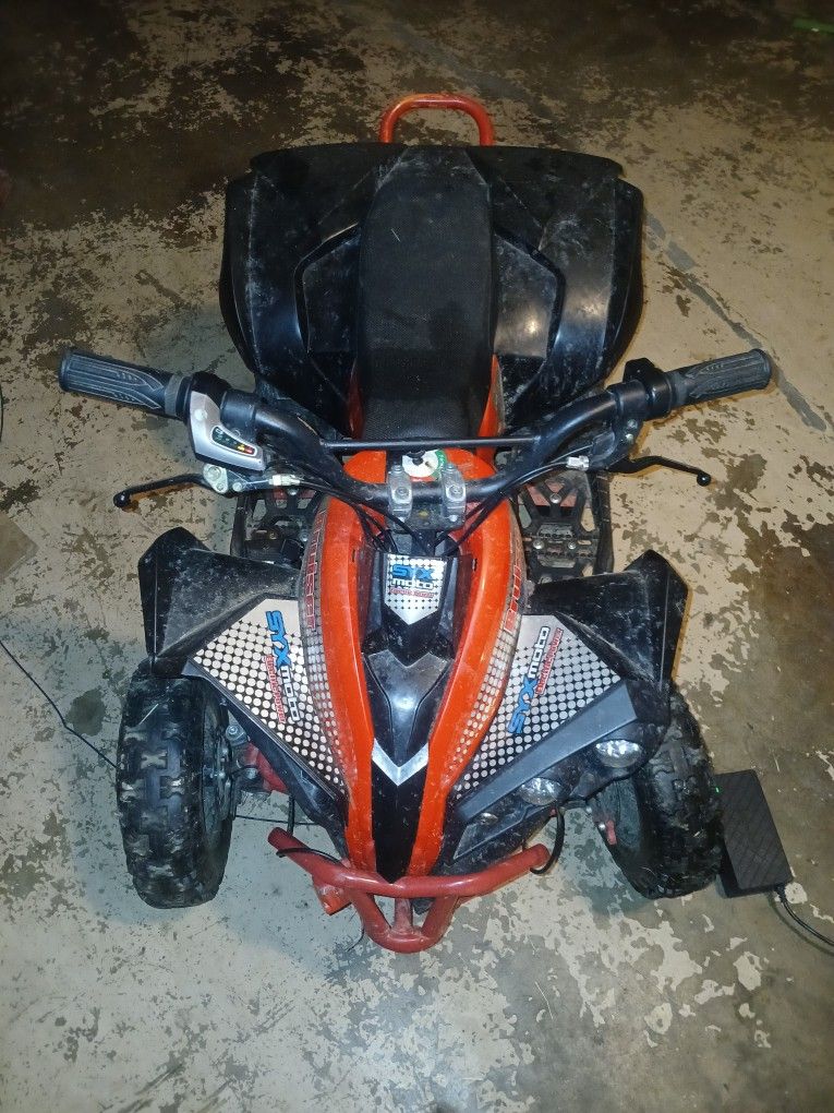 SYX MOTO Bruiser Kids Mini Electric ATV, Red
36V 800W Kids Dirt Quad Electric Four-Wheeled Off-Road Ride on Vehicle