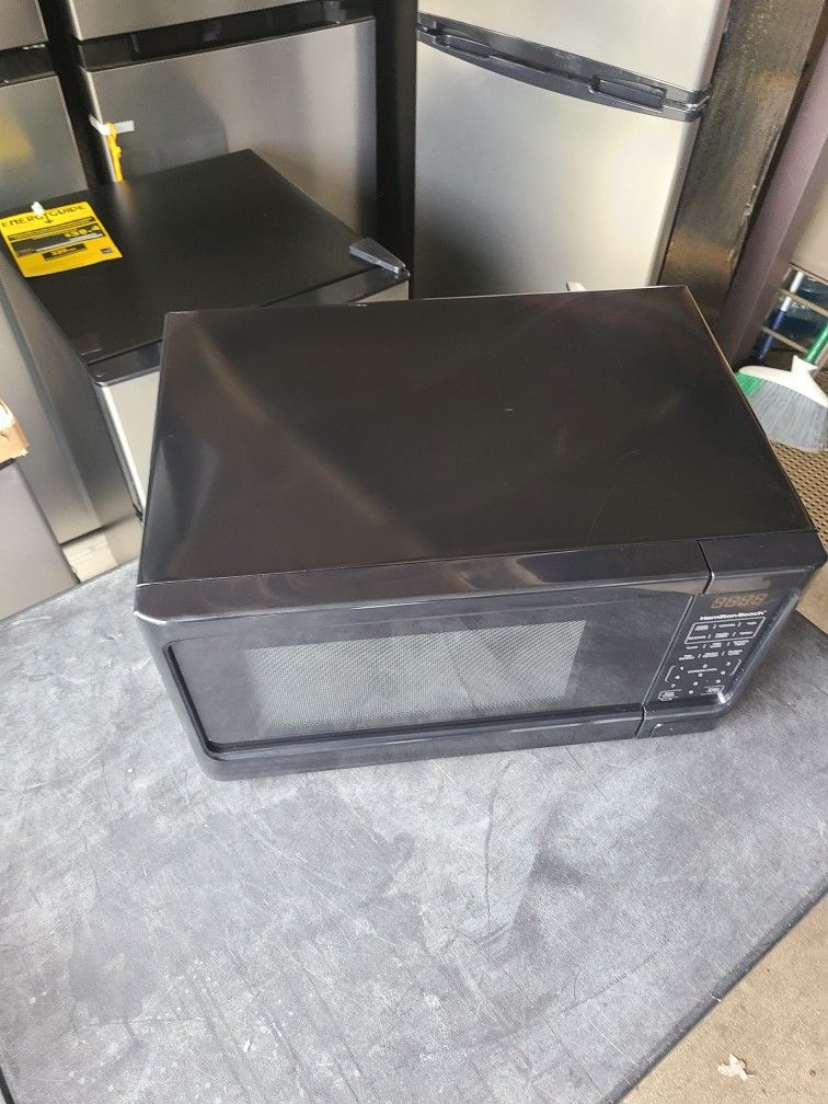 semi new microwave Hamilton Beach 1000watts 1.1cu.ft in good condition 