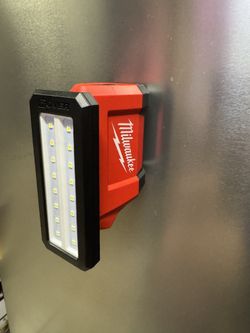 milwaukee m12 rover service and repair light with usb charging