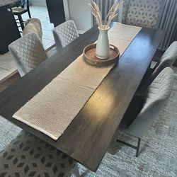 Beautiful Dining Room Table and 6 Chairs.