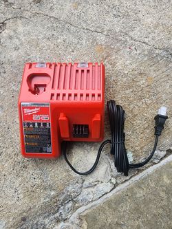 Milwaukee M18/12 Charger