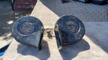 12 Volt Fiamm Dual Car Horn Set with Bracket