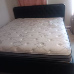 Cama grande de tres plazas, completa.