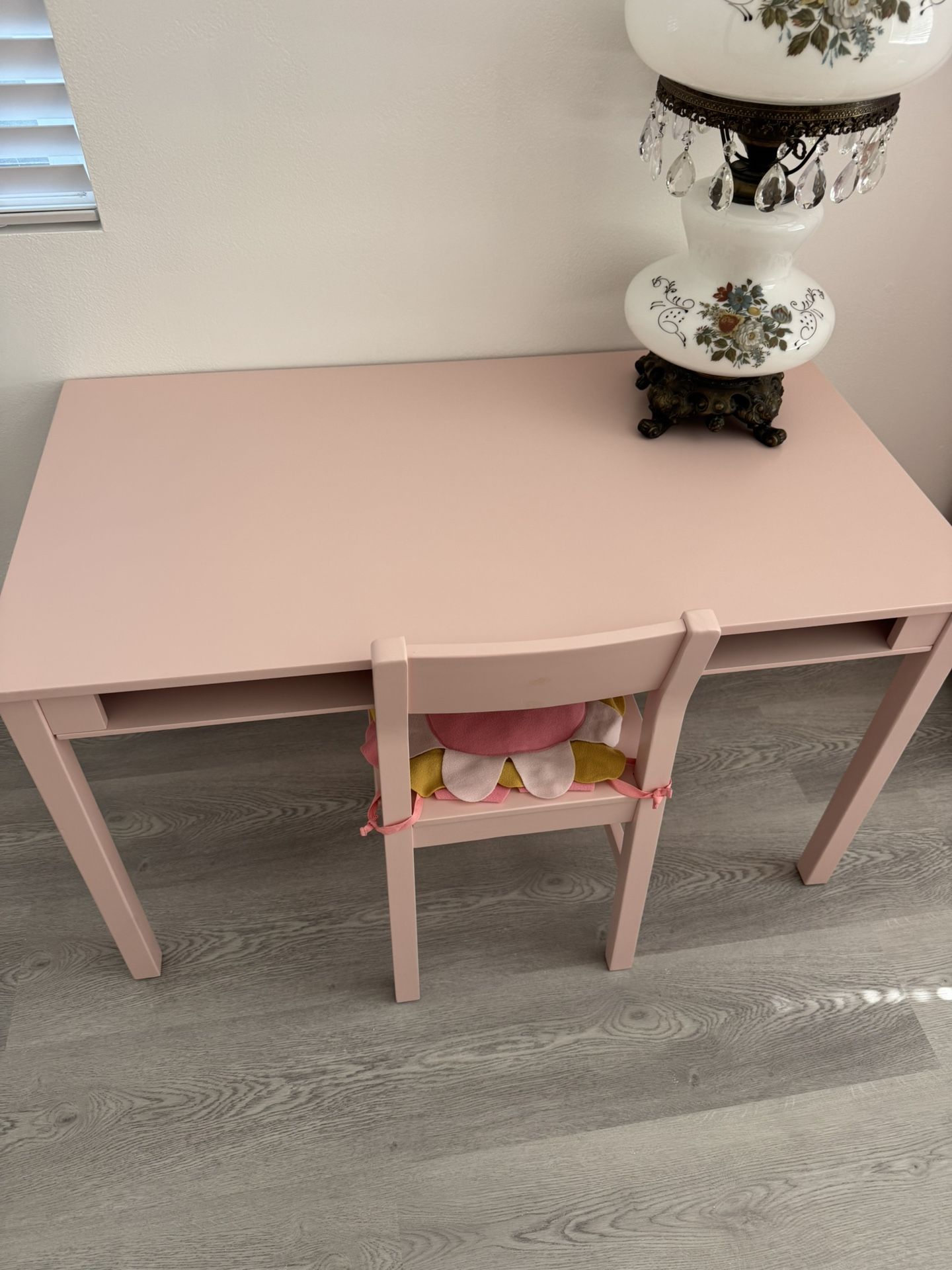 Girls Desk Soft Pink Like New
