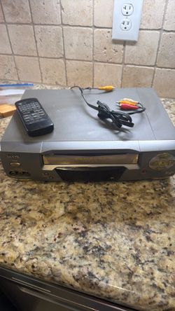 Sanyo VWM-680 4-Head Hi-Fi VHS VCR - Includes Remote & Cables