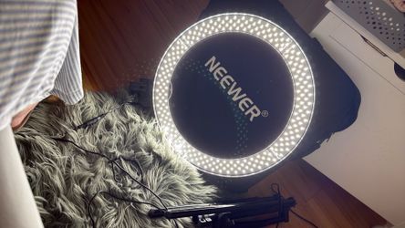 Neewer LED Ring Light with Stand & Carrying Bag – Excellent Condition