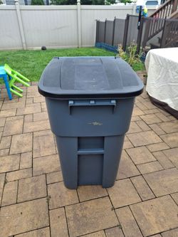 50 Gallon Rubber Maid Commercial Roll Out Container