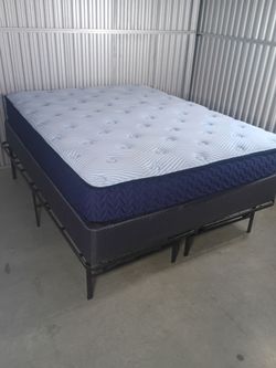 Queen size mattress and box spring