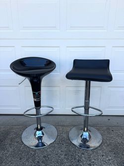 2 adjustable-height bar stools