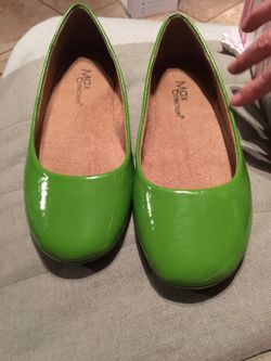 NEW! Flats/women shoes size6