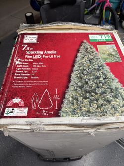 Christmas Tree 7.5 Ft Tall Per-lit