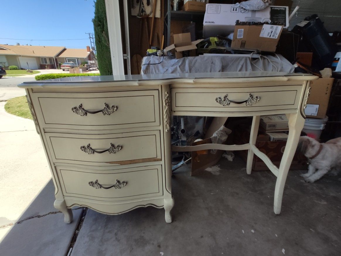 Sturdy dresser